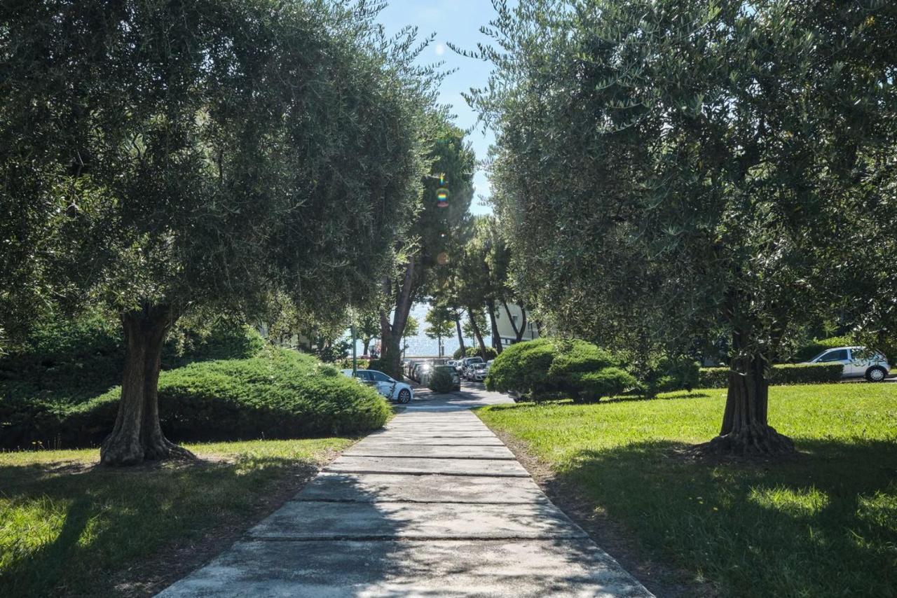 Appartamento Floriana Desenzano del Garda Ngoại thất bức ảnh
